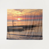 マンオンウォーターボードアットサンセットオンケープコッドビーチ タペストリー (正面(横))