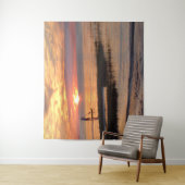 マンオンウォーターボードアットサンセットオンケープコッドビーチ タペストリー (インサイチュ)