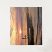 マンオンウォーターボードアットサンセットオンケープコッドビーチ タペストリー (正面)