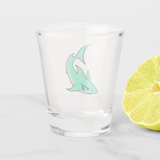 マンガの微笑みを浮かべているサメのミント・ブルー・グリーン海 ショットグラス (裏面)