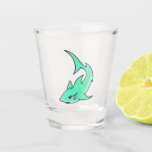 マンガの微笑みを浮かべているサメのミント・ブルー・グリーン海 ショットグラス (正面)