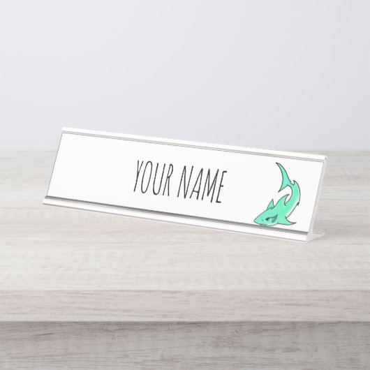 マンガの微笑みを浮かべているサメのミント・ブルー・グリーン海 デスクネームプレート (正面)