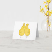 マンガ風のニワトリが2羽ハグ空白の カード (黄色い花)