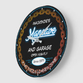 マンケーブとガレージ名日付チェーンブルーの黒 ラージ壁時計 (傾斜)