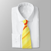 マンゴークリームに、曲線的な赤またはコーラル色のストロークを加えたもの ネクタイ (タイ)
