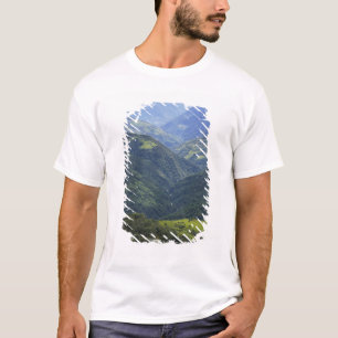 マンジュー谷の農地とヒマラヤの森林 Tシャツ
