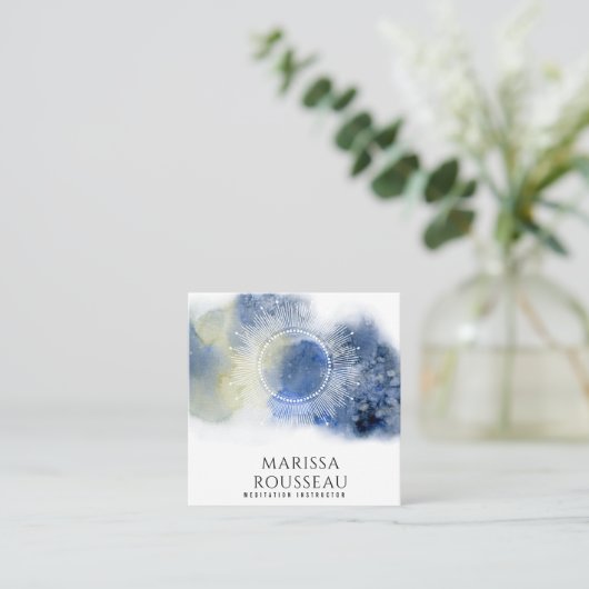 マンダラエテリアアルシテラル抽象芸術ブルーホワイト スクエア名刺 (スタンド正面)