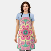 マンダラサイケデリックフラワーグリーンピンクと黄色 エプロン (着用した状態)