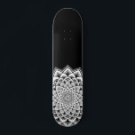 マンダラブラックとホワイトパターン スケートボード<br><div class="desc">黒い鮮やかマンダラスケートボードに対称パタ素晴らしーンの白。宇宙ユニークのはっきりした象徴だ。</div>