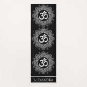 マンダラ白黒Omシンボル名パーソナライズされた ヨガマット (正面)