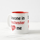マンチェスターの誰かが私を愛している ツートーンマグカップ (正面左)