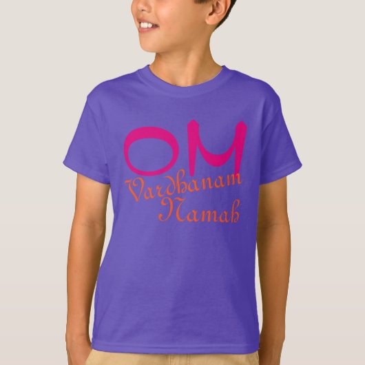 マントラ： OM Vardhanam Namah Tシャツ (正面)