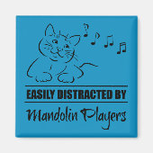 マンドリン奏者に気さくされる好奇心の強い猫 マグネット (正面)