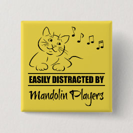 マンドリン奏者に気さくされる好奇心の強い猫 缶バッジ
