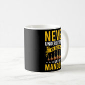 マンドリン恋人と老人を過小評価しない コーヒーマグカップ (正面右)