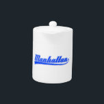 マンハッタンウィズスワッシュ<br><div class="desc">ニューヨークのマンハッタン書には、スワッシュ(テール)を持つ。フォントは白と青。オリジナル文字デザイン。</div>