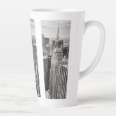 マンハッタン、ニューヨーク(白黒パノラマ) カフェラテマグ (右)