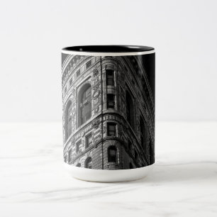 マンハッタン、NYCのFlatironの建物 ツートーンマグカップ