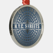 マンホールがクイーンズを覆う メタルオーナメント (右)