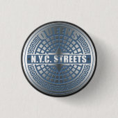マンホールがクイーンズを覆う 缶バッジ (正面)
