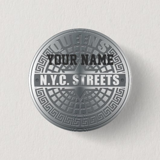 マンホールがクイーンズを覆う 缶バッジ (正面)