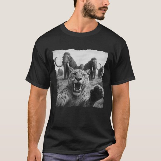 マンモスとサーベルタイガーSmilodonのセルフィー 楽しいグラフィック Tシャツ (正面)