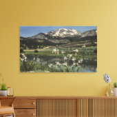 マンモス山の近くに生える野生のアヤメ キャンバスプリント (インサイチュ (リビング))