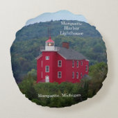 マーキットハーバー灯台の水の上のラウンドピロー ラウンドクッション (裏面)
