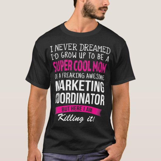 マーケティングコーディネーターの母おもしろい夢にも思わなかった Tシャツ (正面)