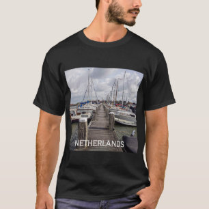 マーケンオランダのボートとヨット付き桟橋 Tシャツ