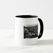 マーシュフィールド、オレゴン州のタウンビューと水写真 マグカップ (正面右)