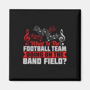 マーチングバンドのフィールドにいるアメリカンフットボールのチーム おもしろTシャツ マグネット
