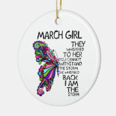 マーチ女の子彼女は私はストームバタフライの背中にささやいた セラミックオーナメント (左)