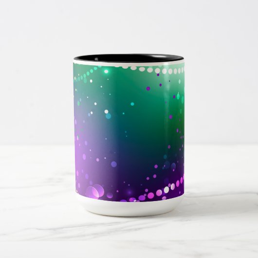 マーディ・グラスの祭典的な紫色の背景 ツートーンマグカップ (中央)