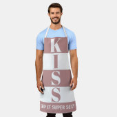 マーブピンクと白保いItセクシすごいキス エプロン (着用した状態)