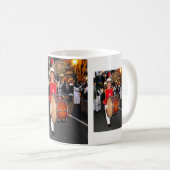 マーベラの手のひら日曜日のパレードでドラマー コーヒーマグカップ (正面右)