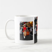 マーベラの手のひら日曜日のパレードでドラマー コーヒーマグカップ (左)