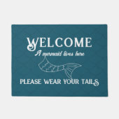 マーメイドが住むおもしろいティール（緑がかった色） ドアマット (正面)