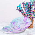 マーメイドのテールブライトマーメイド誕生日パーティー ペーパープレート<br><div class="desc">魔法の人魚の尾と装飾的なタイポグラフィとマーメイドの誕生日パーティープレート。テンプレート表現は完全に編集でき、現在読は「ハッピーバースデー[名前]」となっている。この明るい鮮やかデザインは、メルメイドの尾と海の泡を紫色のピンクの緑とターコイズの青の水色の色合いで特色とする。任意の年齢カスタマイズのための簡単と人魚のパーティー、プールのパーティー、プリンセスガーリーと海のテーマの下に最適。</div>