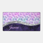 マーメイドの皮膚パープルシルバーフェイクグリッターモノグラム デスクマット (正面)