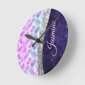 マーメイドの皮膚パープルシルバーフェイクグリッターモノグラム ラウンド壁時計 (傾斜)