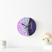 マーメイドの皮膚パープルシルバーフェイクグリッターモノグラム ラウンド壁時計 (ホーム)