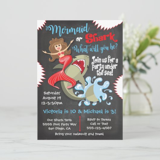 マーメイドまたはシャーク誕生日プールパーティの招待状 招待状 (スタンド正面)
