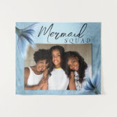 マーメイドクルー アイスブルー | ミューテッド グラム フレンズ フォト タペストリー (正面(横))