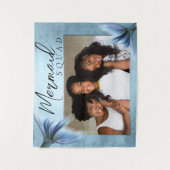 マーメイドクルー アイスブルー | ミューテッド グラム フレンズ フォト タペストリー (正面)