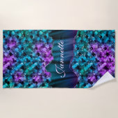 マーメイドスキンティール(緑がかった色)シルバーフェイクグリッターモノグラム ビーチタオル (正面)