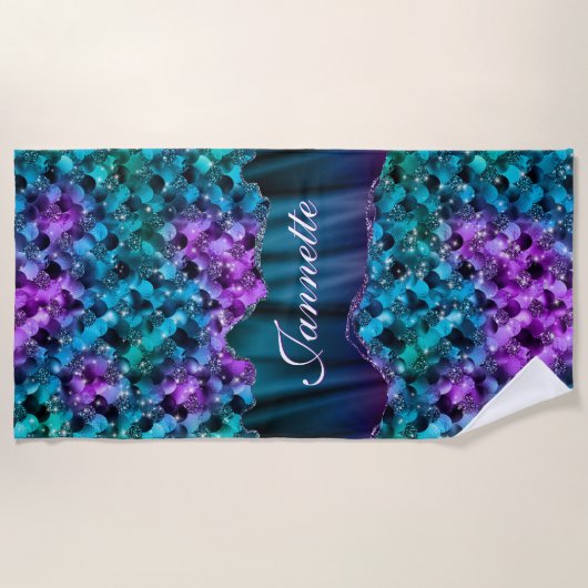 マーメイドスキンティール（緑がかった色）シルバーフェイクグリッターモノグラム ビーチタオル (正面)