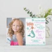 マーメイドティール（緑がかった色）金ゴールドが海の誕生日写真の下に 招待状 (スタンド正面)