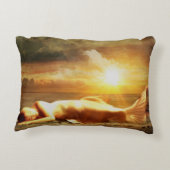 マーメイドムーンビーチと海ブラウングリーン金ゴールド アクセントクッション (裏面)