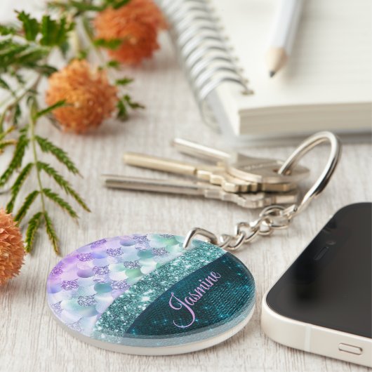 マーメイド皮膚ティール(緑がかった色)銀フェイクグリッターモノグラム キーホルダー (正面右)